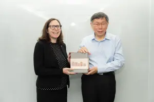 會面AIT主席羅森柏格　柯文哲送台灣茶禮盒談台海現狀、政黨發展
