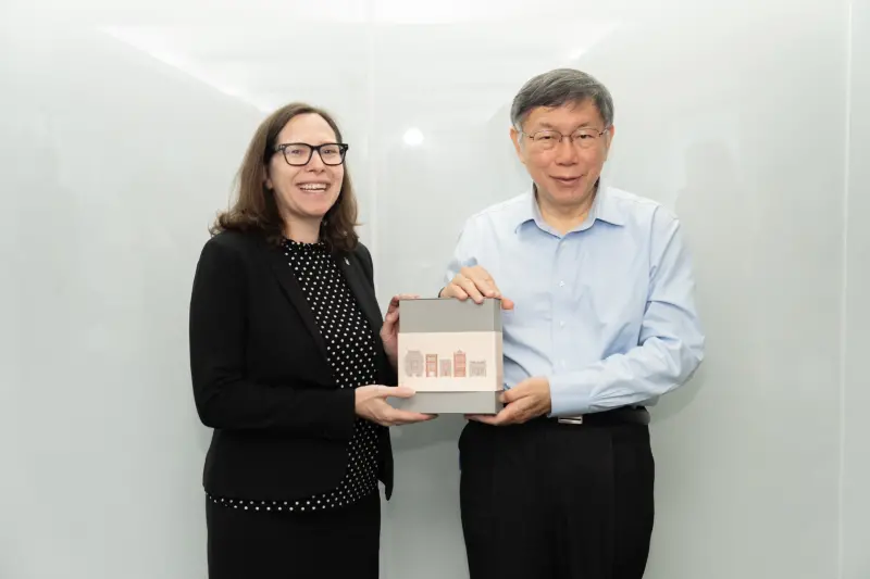 ▲柯文哲致贈台灣茶禮盒給AIT主席羅森柏格。（圖／）民眾黨提供