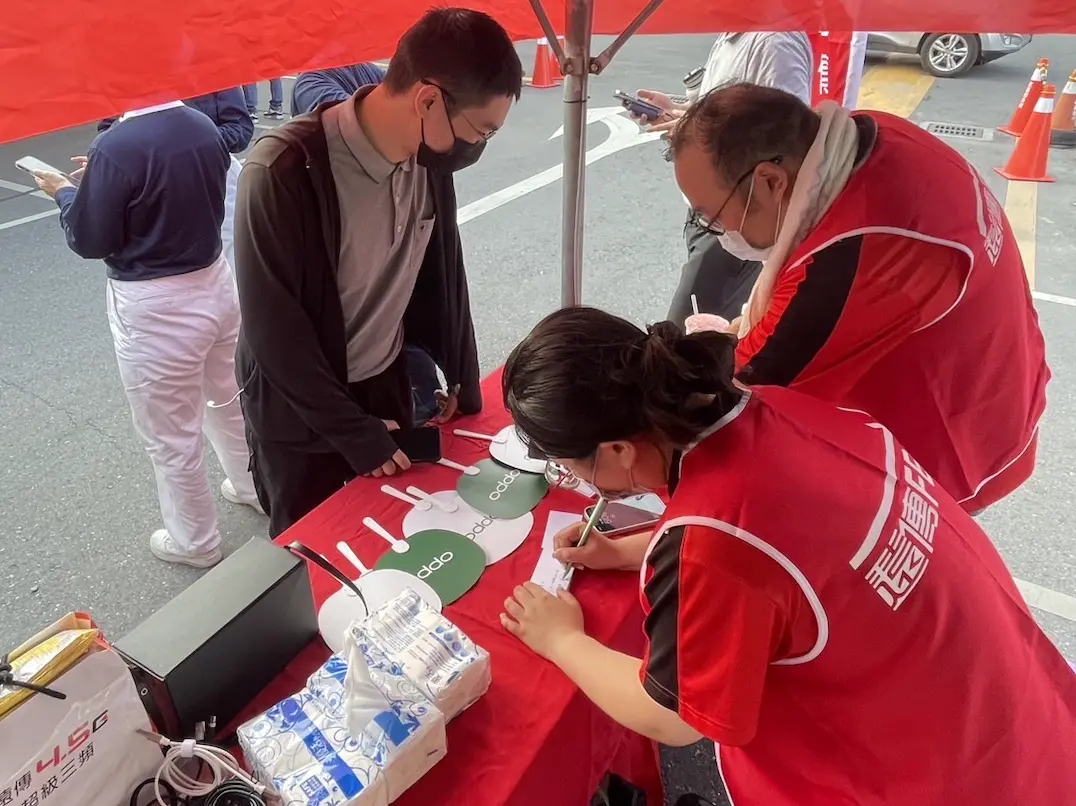 ▲遠傳電信火速於花蓮地區設立「關懷服務站」，不限遠傳用戶，均可免費充電、撥打緊急電話、借用行動電源、備用手機、傳輸線等通訊設備。（圖／官方提供）