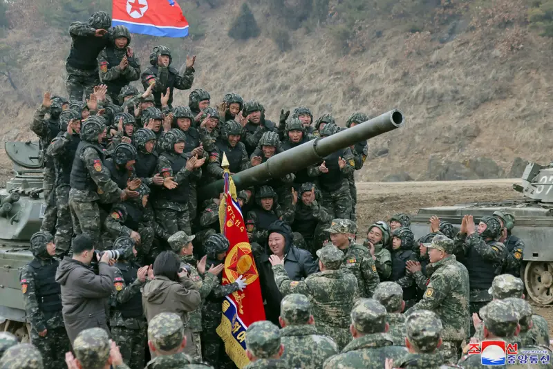 ▲北韓在上月進行了空降軍事訓練，北韓領導人金正恩（正中央）親自到場。（圖／美聯社／達志影像）