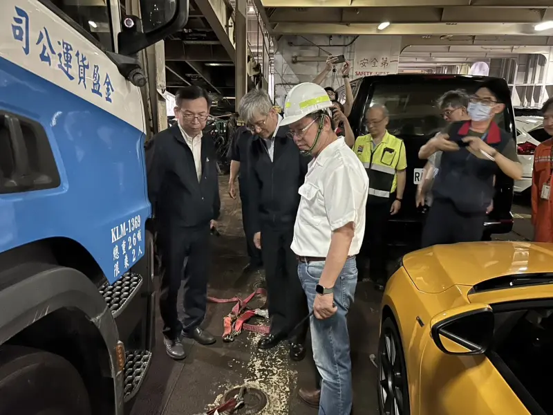 ▲交通部次長林國顯協同航港局葉協隆局長視察台北快輪車輛繫固情形。(圖/交通部)