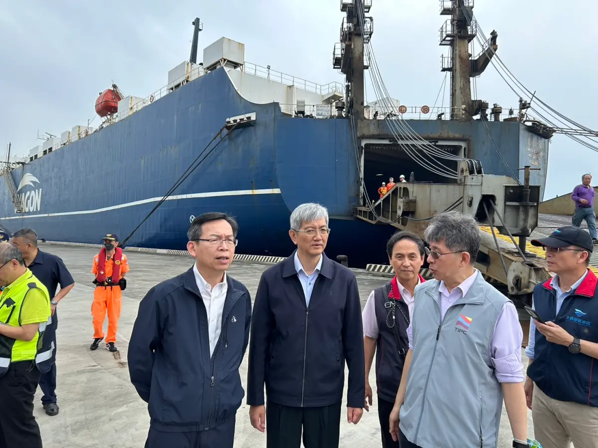 ▲交通部次長林國顯協同航港局葉協隆局長及港務公司，視察蘇澳港台北快輪海運備援情形。（圖／交通部）