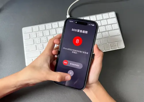 ▲iPhone 求救方式，請記住一件事，狂按「電源鍵5下」就會立即出現「SOS」，不需要另外設定。（圖／記者周淑萍攝）