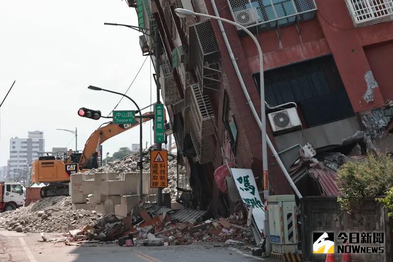 ▲花蓮大地震造成天王星大樓傾斜，一位旅居花蓮26年的日本男子，直呼這是他「26年來經歷過最強的地震」。（圖／NOWnews攝影中心）