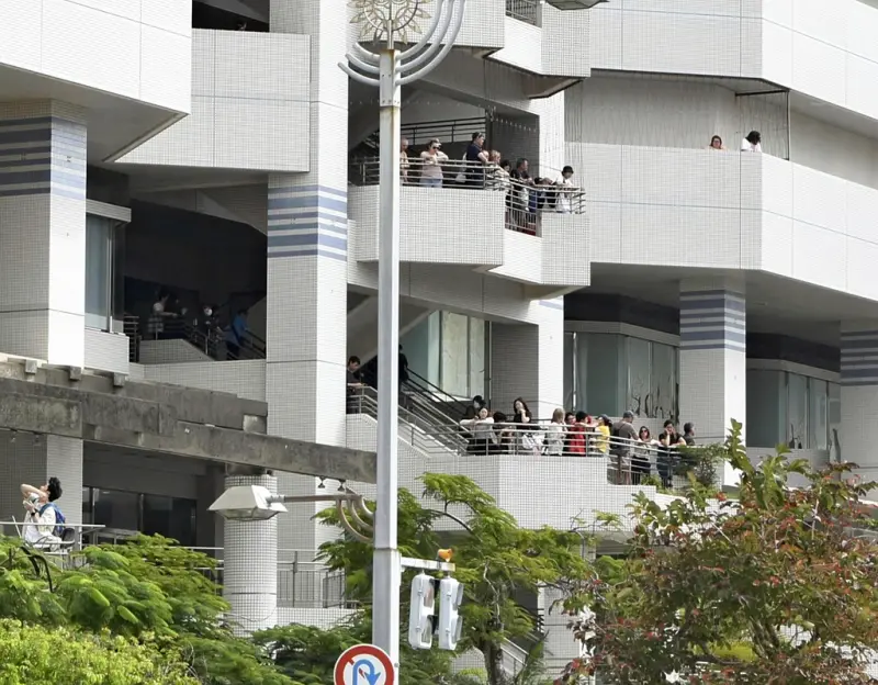 ▲沖繩的居民紛紛前往高處避難。(圖/美聯社/達志影像)