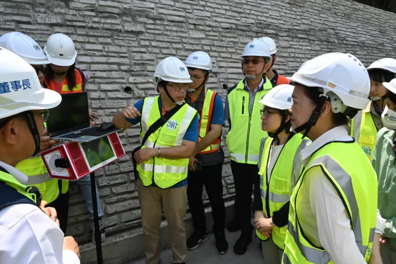 ▲準副總統蕭美琴與經濟部長王美花聽取台水人員講解用戶用水回報系統。（圖／台水提供）