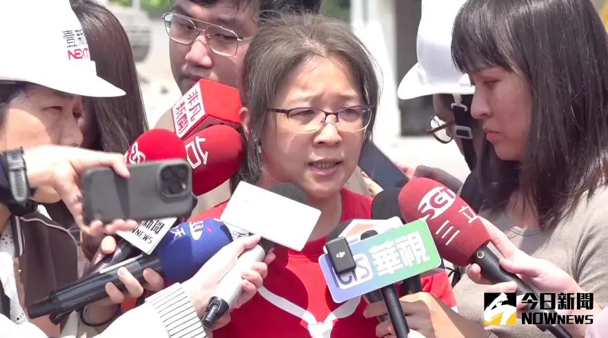 ▲花蓮「天王星大樓」主委王貞云被問到身亡住戶康姓女老師時，一度哽咽落淚。（圖／NOWnews攝影中心）