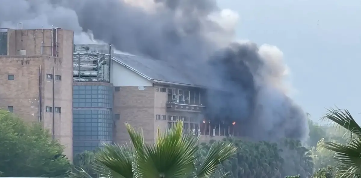 ▲東華大學理工一館因強震遭祝融之災，狂燒23小時，校園災損更達19.2億元為全台最嚴重。（圖／翻攝畫面）