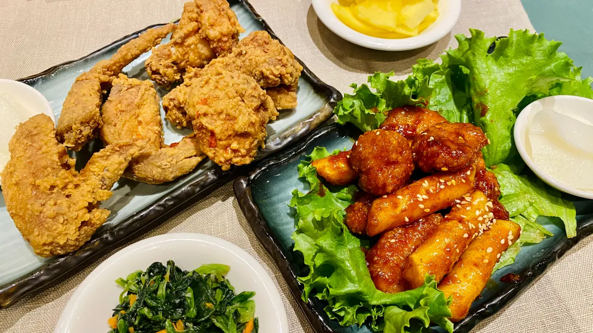 ▲4天清明連假兒童節4月3日至4月6日，豆府餐飲集團「炸雞買一送一」優惠爽吃涓豆腐韓式炸雞、北村豆腐家炸雞年糕，最便宜「鮮炸雞米花」平均29元！優惠菜單、買法一覽。買橋村炸雞送邊佑錫照片小卡。（圖／記者蕭涵云攝）