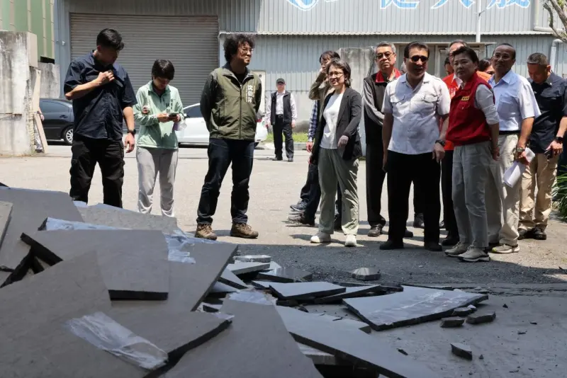 ▲經濟部長王美花實地花蓮勘災,提出四大措施協助花蓮地震受災業者。(圖/經濟部提供)