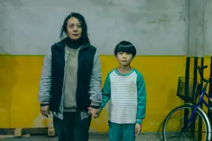 ▲高慧君（左）在《鬼天廈》中飾演生活艱困的母親。（圖／華映）