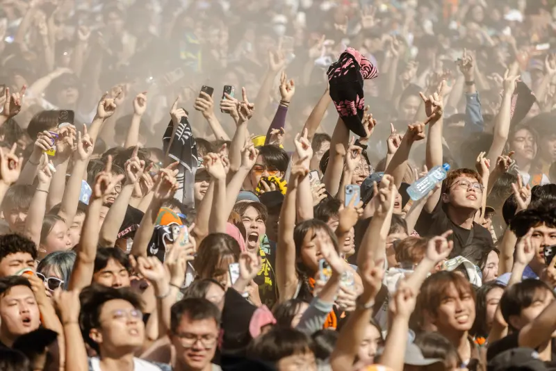 ▲台灣祭樂首日爆量人潮，歌迷盡情享受音樂嗨翻天。（圖／屏東縣府提供）