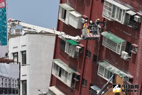 ▲花蓮大地震造成天王星大樓傾斜。(圖/NOWnews攝影中心) ▲ 花蓮大地震造成天王星大樓傾斜。(圖/NOWnews攝影中心)
