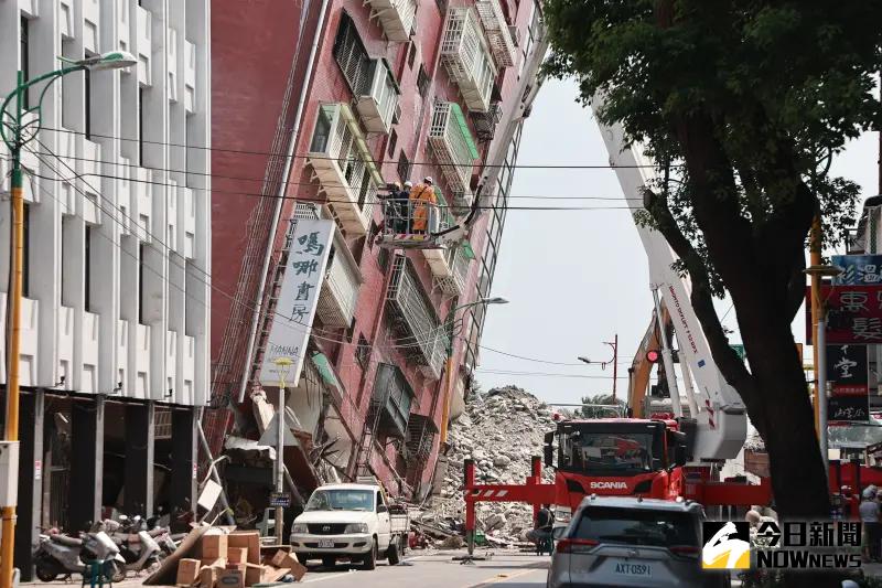▲ 花蓮大地震造成天王星大樓傾斜。對此，有日本學者指出，台灣在地震中倒塌的大樓有一個共同特徵，那就是「1樓只有柱子，而上面有7樓或10幾樓的建築」。（圖／NOWnews攝影中心）