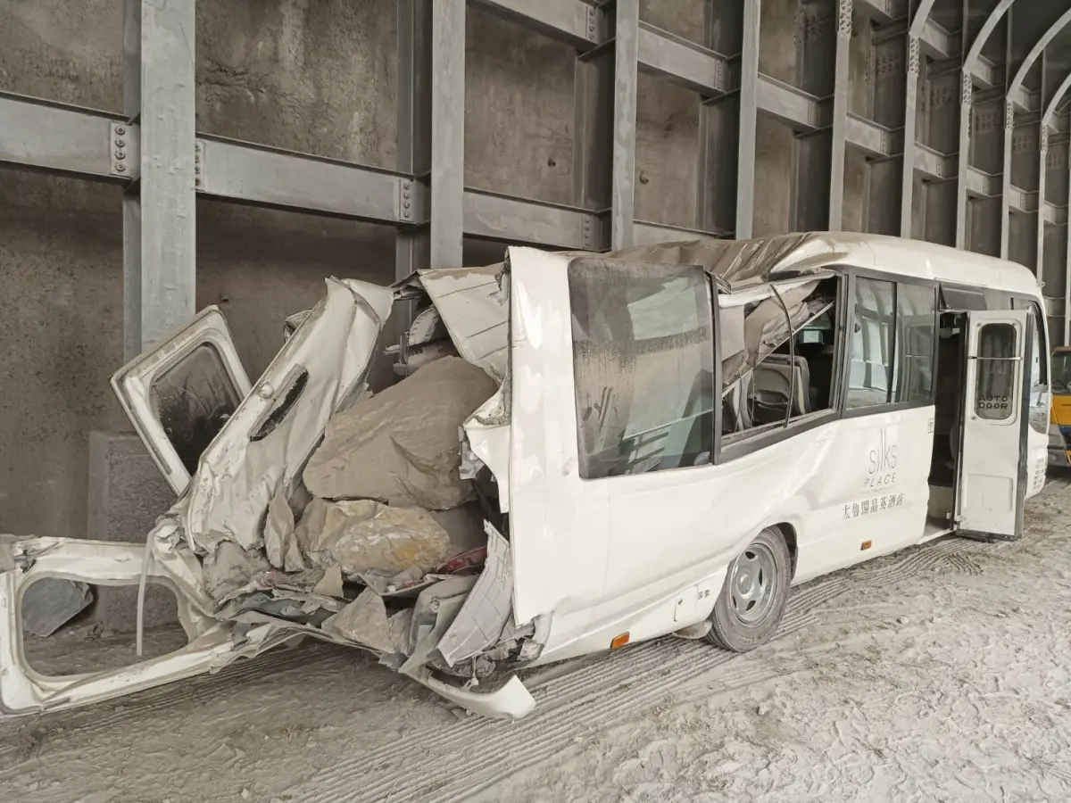 ▲花蓮近海地區本月3日發生芮氏規模7.2強震，當時一名準備前往太魯閣晶英酒店建教實習的黃姓高三生，在行經九曲洞附近時遭落石擊中。（圖／翻攝畫面）