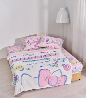HELLO KITTY「粉軟萌涼感被寢具組」內含床包、枕套兩個,以及高密度親膚材質的涼感被。(圖/統一時代百貨提供) ▲HELLO KITTY「粉軟萌涼感被寢具組」內含床包、枕套兩個,以及高密度親膚材質的涼感被。(圖/統一時代百貨提供)
