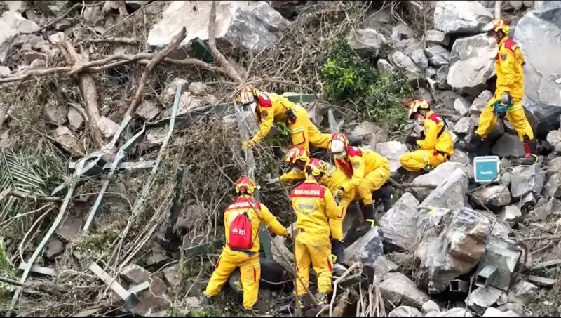 ▲搜救人員在花蓮小錐麓步道發現一位遭活埋的男子遺體，成為這次災情中第10位遇難者。（圖／屏東縣消防局提供）