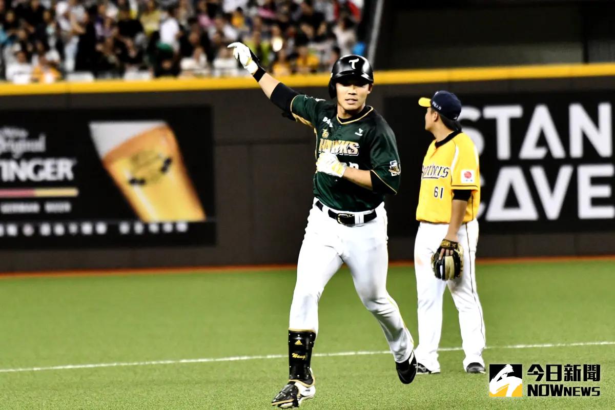 ▲「大王」回來了！王柏融找回手感敲出台鋼隊史首轟，賽後稱：有一場沒一場會想比較多。（圖／林柏年攝）