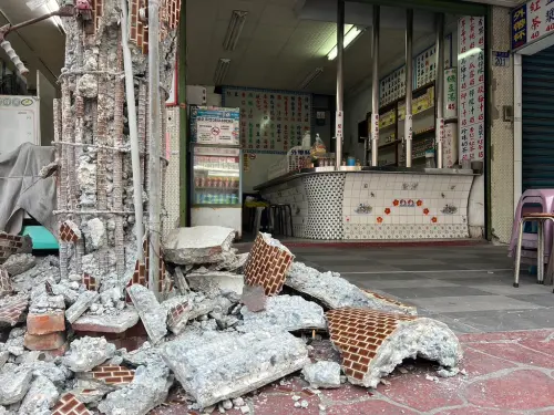 ▲花蓮強震，花蓮市區觀光街人潮慘淡，還有店家的柱子被震毀。（圖／NOWnews攝影中心）