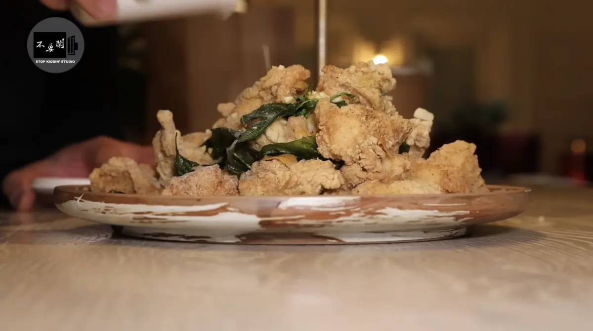 ▲近日YouTube頻道《不要鬧工作室》將鹹酥雞帶到捷克五星級餐廳桌上，老闆與員工試吃後全數被台灣口味征服。（圖／翻攝自YouTube「Stopkiddinstudio」）