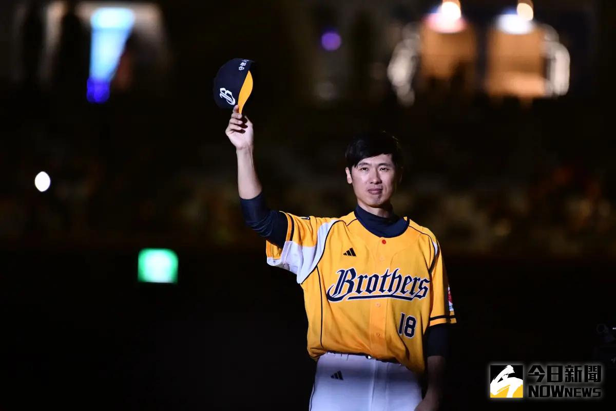 ▲ 官大元宣佈引退！引退儀式淚灑大巨蛋，中信兄弟最後一次登板，和王建民相擁近3秒。（圖／林柏年攝）