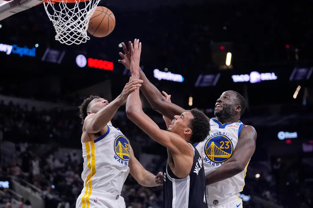 ▲金州勇士教練團決定讓「TJD」Trayce Jackson-Davis打中鋒，Draymond Green回到熟悉的位置、去擔任「中外野手」，賦予他更大的防守發揮空間和責任。（圖／美聯社／達志影像）