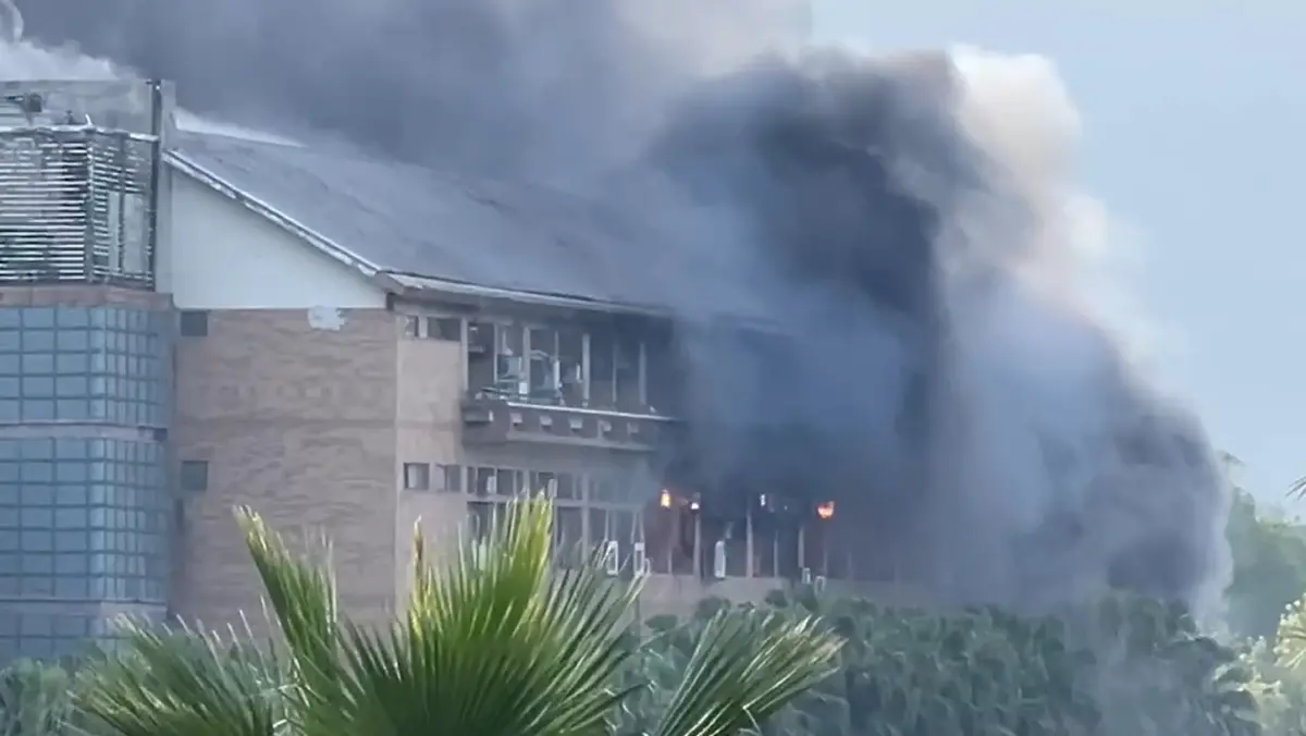 ▲3日上午，花蓮外海發生芮氏規模7.2強震，引發東華大學理工學院一館大火，火勢延燒21小時於4日凌晨才撲滅，目前初估重建需花費20億元。（圖／翻攝畫面）