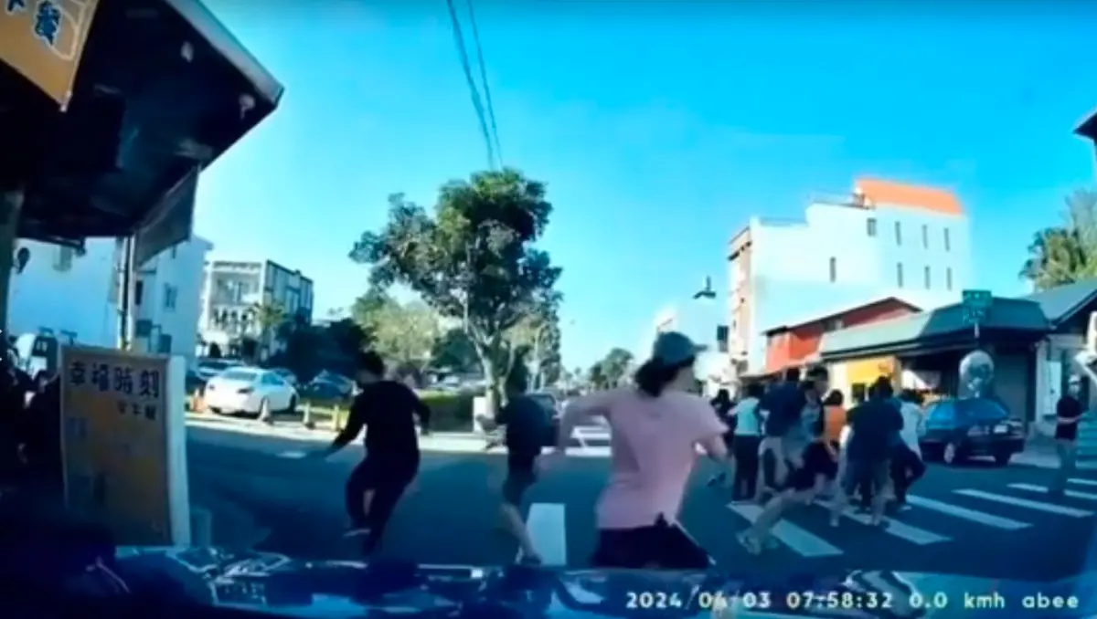 ▲花蓮一家早午餐店在強震時，店內含老闆老闆娘一共17人，老闆機智反應疏散客人，17人最後成功逃生。（圖/翻攝畫面）