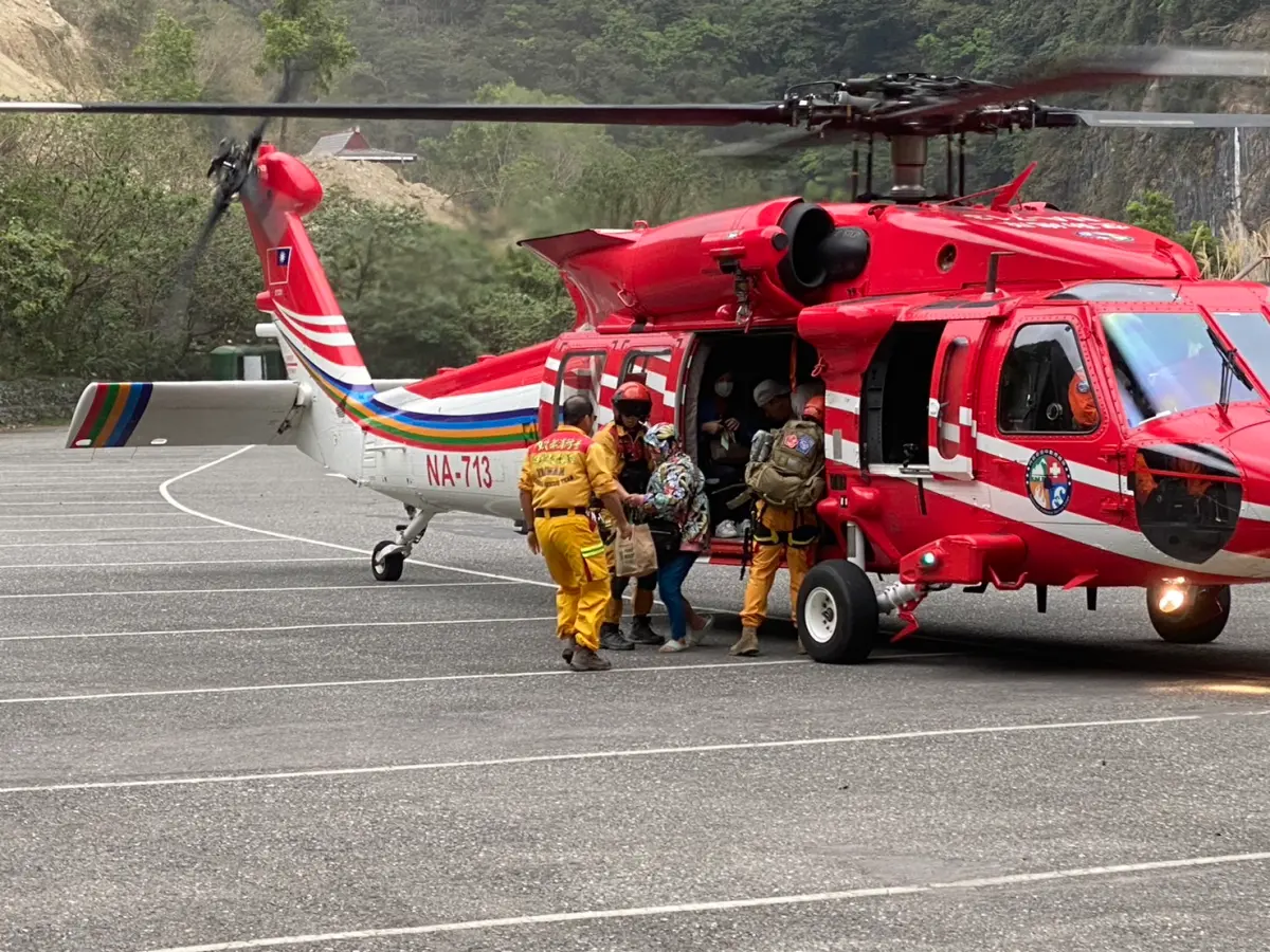 ▲花蓮外海發生芮氏規模7.2強震，空勤總隊於5日上午，載送400公斤物資，空投至西寶國小及天祥晶英酒店。（圖／內政部提供）