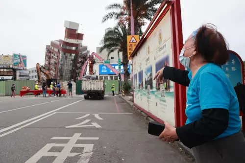 ▲花蓮天王星70多歲汪姓住戶,無奈看著傾倒的家園。(圖/記者葉政勳攝 2024.04.05) ▲花蓮天王星70多歲汪姓住戶,無奈看著傾倒的家園。(圖/記者葉政勳攝 2024.04.05)