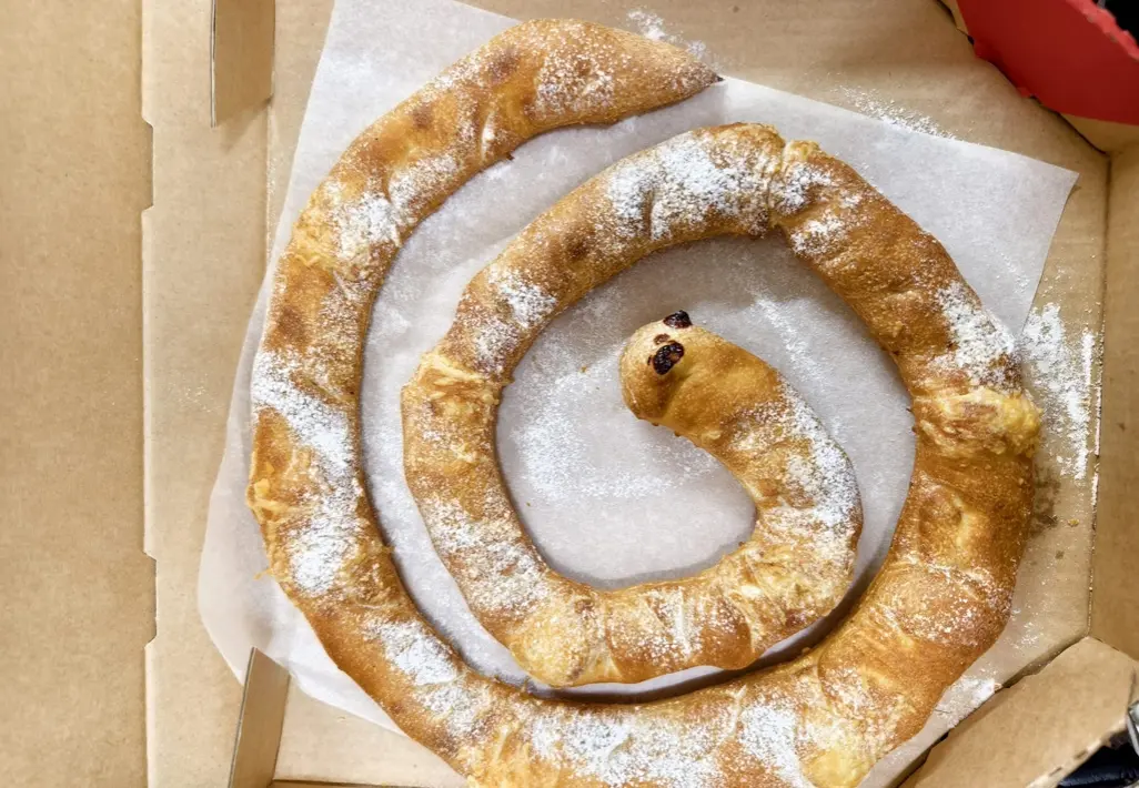 ▲必勝客因應愚人節推出「芝心蛇圈圈」披薩，再度廣受好評，開賣至今已經有不少人買來嚐鮮。（圖/必勝客臉書）