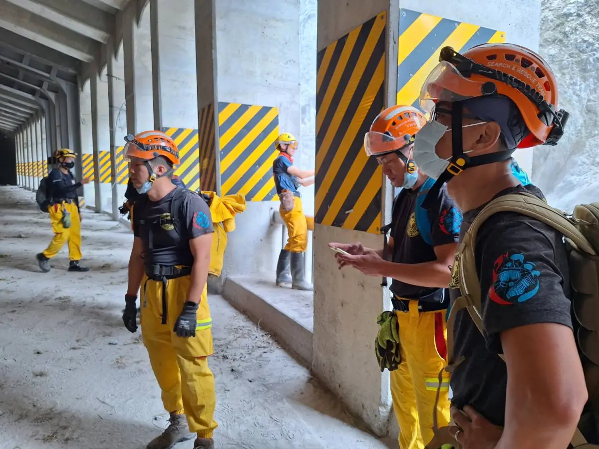 ▲花蓮0403發生嚴重地震，一名到太魯閣晶英酒店建教實習的黃姓高三生，當時正搭車前往實習，卻遭土石砸中，受困在九曲洞直到5日才獲救，其腿部有開放性骨折，未來恐需要截肢。（圖／翻攝畫面）