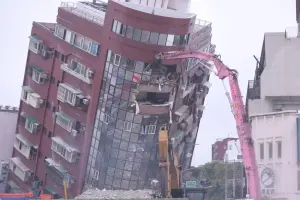 ▲花蓮強震造成嚴重災情，天王星大樓於5日進行拆除。（圖／ 花蓮縣政府提供）