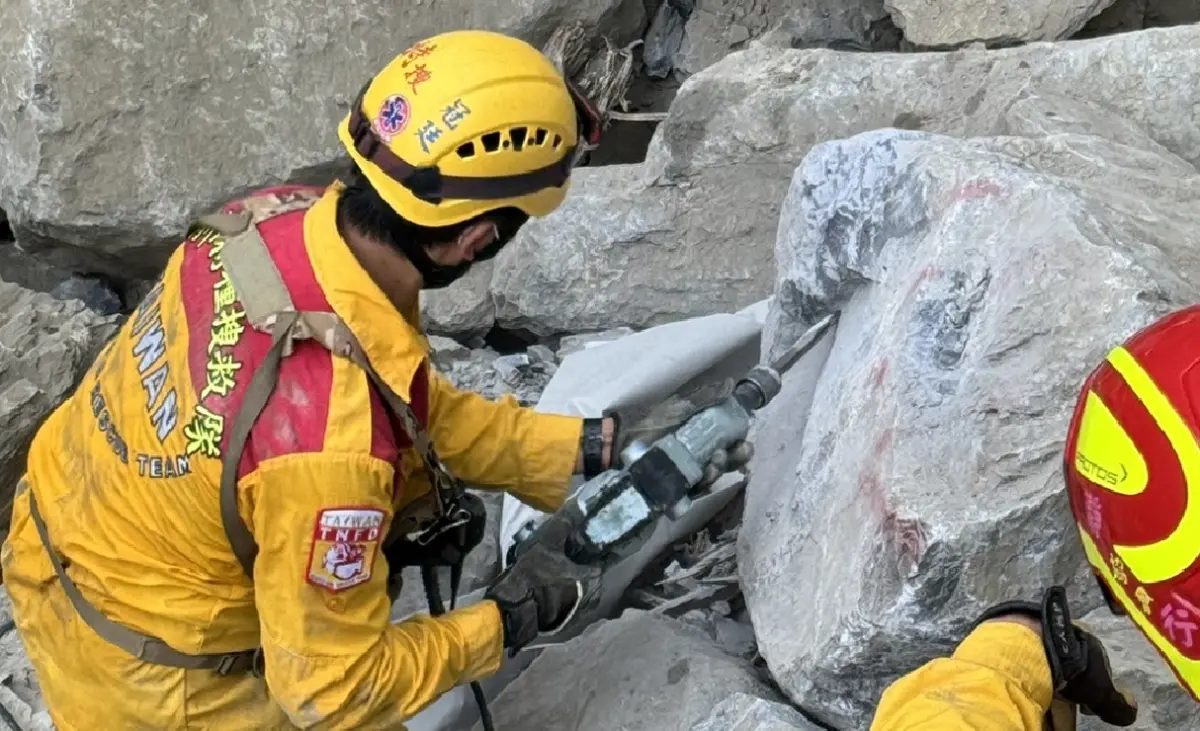 ▲花蓮發生強震，太魯閣砂卡礑步道成重災區，3部怪手搶進開挖，預計今天就能帶出受困在0.5公里處的2具遺體。（圖／翻攝畫面）