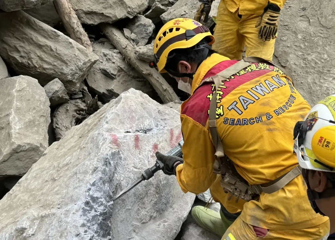 ▲花蓮發生強震，其中，太魯閣砂卡礑步道傳出6人失聯，包括游姓1家5口、22歲胡姓女子，稍早，特搜隊調用破壞器材開挖中，現場畫面曝光。（圖／翻攝畫面）