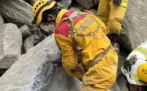 ▲花蓮發生強震，其中，太魯閣砂卡礑步道傳出6人失聯，包括游姓1家5口、22歲胡姓女子，稍早，特搜隊調用破壞器材開挖中，現場畫面曝光。（圖／翻攝畫面）