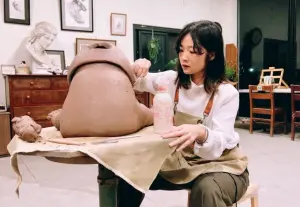 ▲藝術家葉蘿倫「啾斗麻雀」陶藝展， 6日在台南文化中心登場。（圖／田中窯提供）