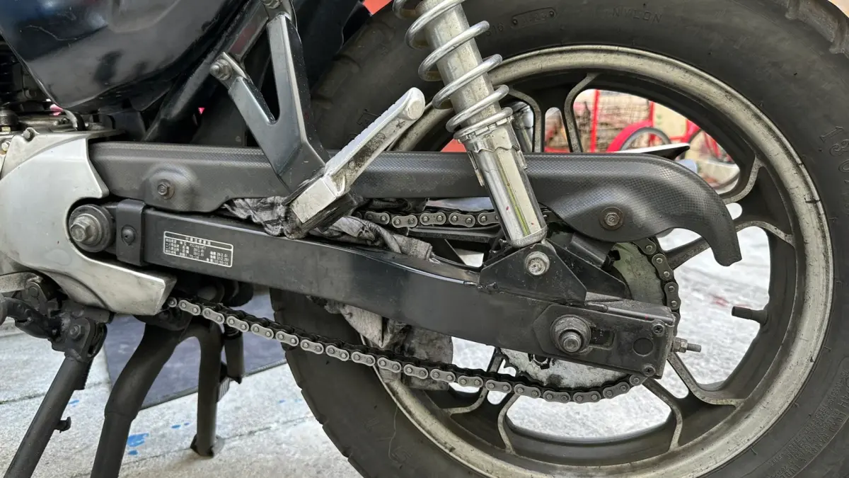 ▲清洗打檔車鏈條慘斷指 無法撥電話求救...（圖/記者鄧力軍翻攝）