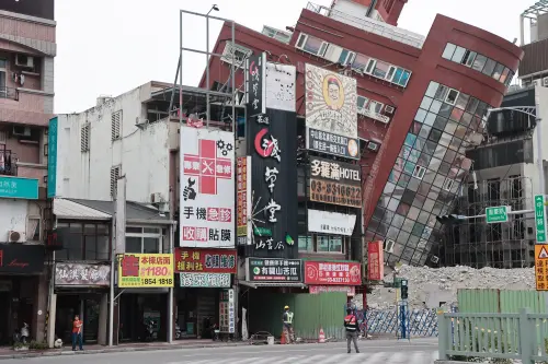 台灣的老舊建築,一樓通常都會有騎樓,這種建築因為底層相對軟弱,因此被建築業界稱為「軟腳蝦」。(圖/記者葉政勳攝,2024.04.05) ▲ 台灣的老舊建築,一樓通常都會有騎樓,這種建築因為底層相對軟弱,因此被建築業界稱為「軟腳蝦」。(圖/記者葉政勳攝,2024.04.05)