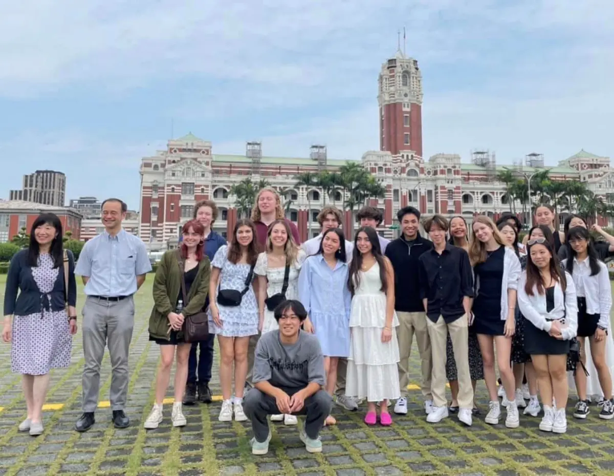 ▲芝加哥20名高中生近日，卻在花蓮碰上規模7.2強震，所幸全團平安。圖為他們在總統府前合照。（圖／翻攝自Facebook／Saint Ignatius College Prep - Chicago）