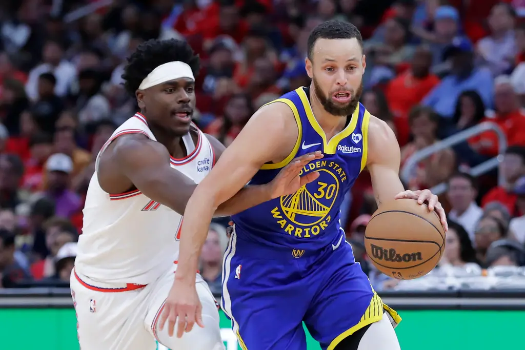 ▲金州勇士靠著「浪花兄弟」Stephen Curry（圖中藍色球衣者）和Klay Thompson合砍58分，終場以拿下近期6連勝，勇士也將與火箭的勝差拉開到4場。（圖／美聯社／達致影像）