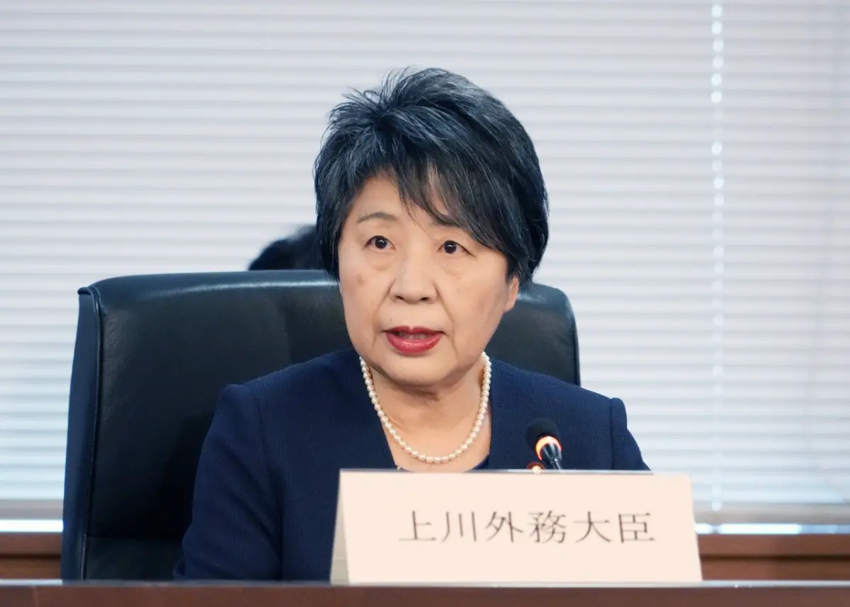 ▲日本外務大臣上川陽子在一場造勢活動中，因一句「若我們這些女性不生，那算是什麼女性」，引來許多爭議。(圖／翻攝自@MofaJapan_jpＸ)