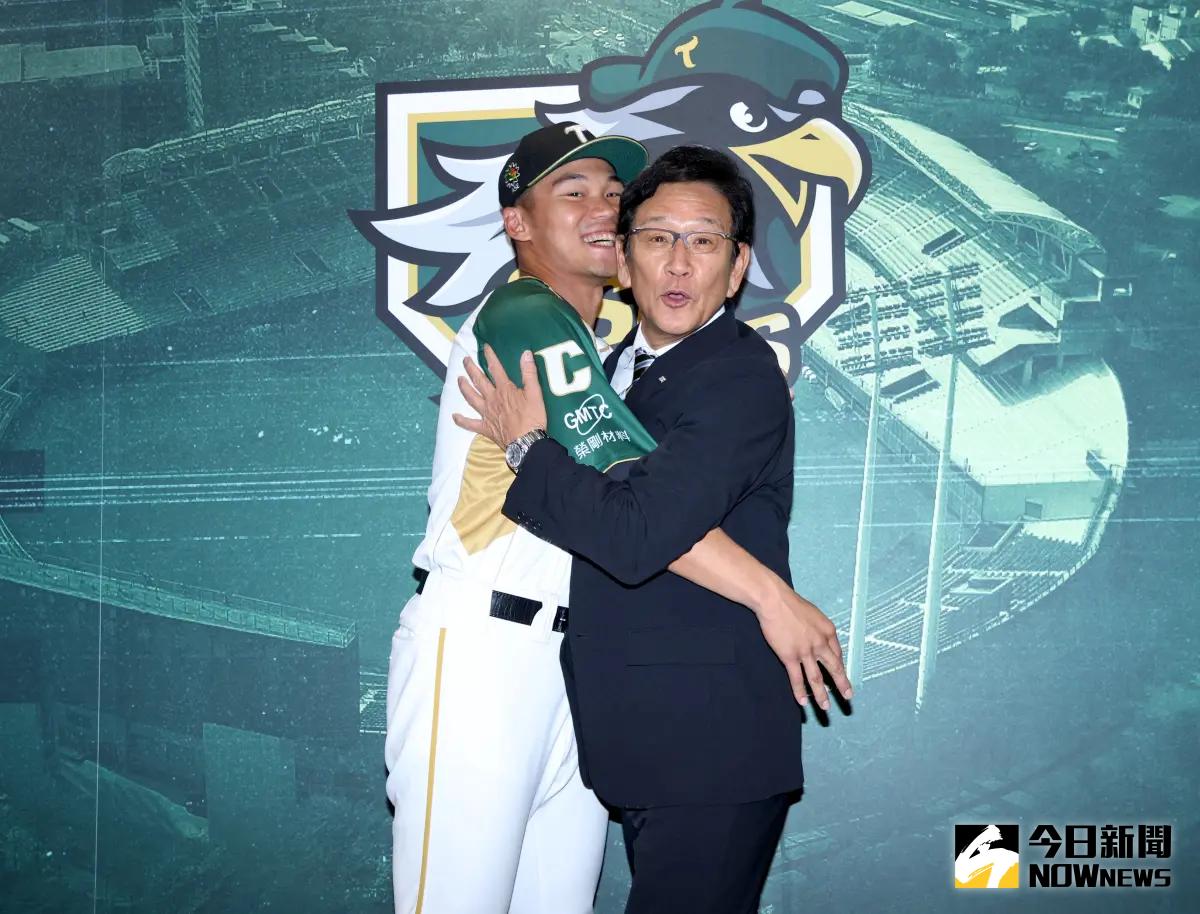 ▲北海道日本火腿鬥士隊栗山英樹CBO（首席棒球總管）來到高雄台鋼雄鷹主場，和愛徒王柏融相見歡，並稱他比大谷翔平還強。（圖／陳明中攝）
