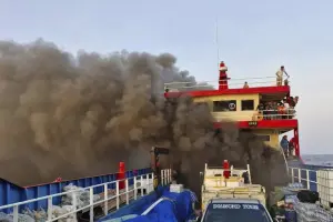 影／海上驚魂！泰國渡輪失火濃煙竄天　乘客驚慌跳海逃生

