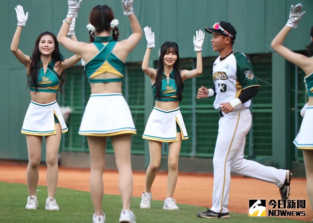 ▲台鋼雄鷹葉保弟（右一）在主場首度出賽，獲得球迷熱烈歡迎，一粒（右二）在跳他的應援舞曲時特別受到關注。（圖／陳明中攝）