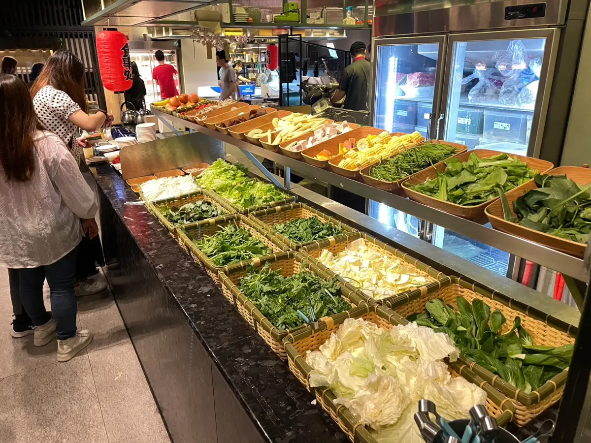 ▲中南部一家名為「饗麻饗辣」的火鍋店，高CP值又豐盛的菜色，近日在社群掀起討論，平日午餐628元吃到飽，深受南部老饕喜愛。（圖／記者張嘉哲攝）