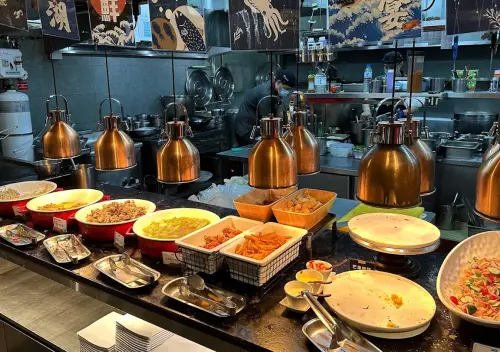 ▲饗麻饗辣不只有火鍋料專區，還有熟食buffet區，提供多種炸物、炒飯、壽司、現煎鐵板區。（圖/Google評論）