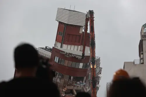 影／花蓮天王星大樓拆除首日　下雨又遇餘震「再傾斜1cm」
