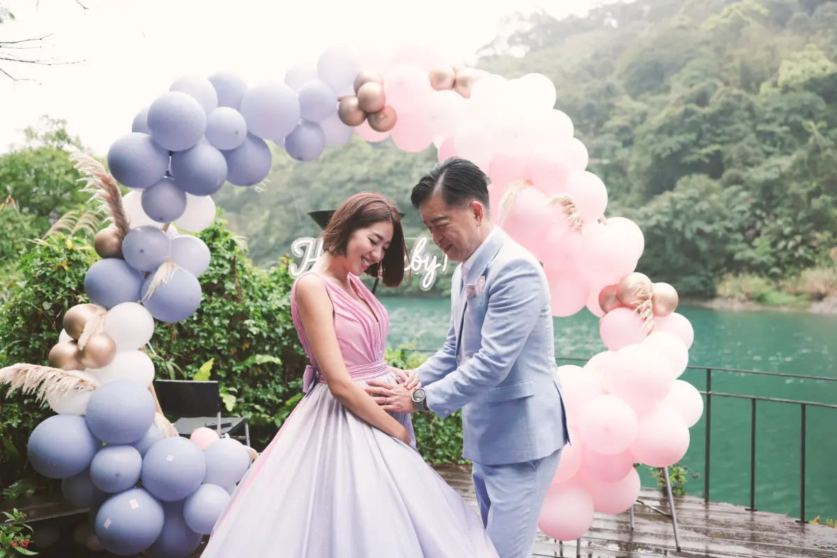 ▲劉伊心（左）和老公林志隆舉辦寶寶性別趴，開心迎接第三胎降臨。（圖／劉伊心FB）