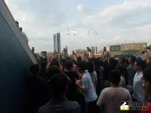 ▲台鋼雄鷹葉保弟上場打擊,球迷為觀看一粒跳應援舞蹈,把球場出口塞爆。(圖/記者林之越攝) ▲台鋼雄鷹葉保弟上場打擊,球迷為觀看一粒跳應援舞蹈,把球場出口塞爆。(圖/記者林之越攝)